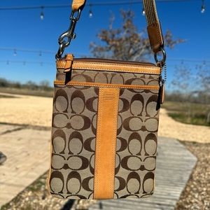 Brown leather Coach crossbody bag 🍂